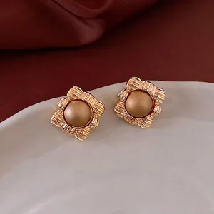 Französische Vintage-Quadrat-Ohrringe in Goldoptik auf einem Keramiktablett