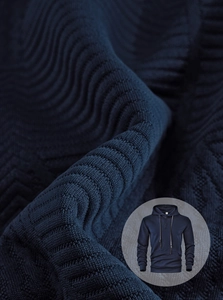 Macro du sweat à capuche bleu marine pour homme montrant la texture gaufrée et le tricot
