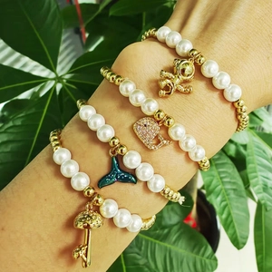 Mode Plaque Or Cuivre Bracelet Perlé Avec Imitation Künstliche Perle Astronaute Queue De Baleine Champignon Pendentif Bijoux Femmes