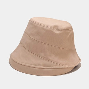 Gros plan du bob en coton beige avec bord multicouche et surpiqûres décoratives fines