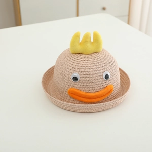 Gros plan détaillé d'un chapeau de paille pour enfants avec tête de canard et couronne