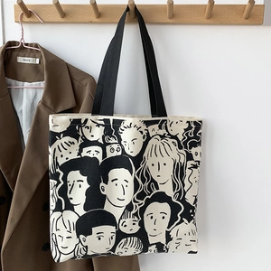 Grande borsa tote in tela con illustrazione minimalista appesa a un supporto