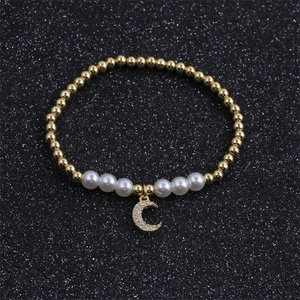 Elegante bracciale con ciondolo a luna placcato oro con perle bianche e zirconi lucidi