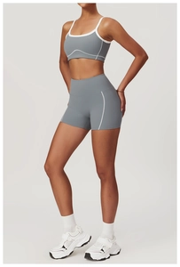 Vue complète d'un ensemble de yoga bleu-gris avec des coutures blanches contrastées
