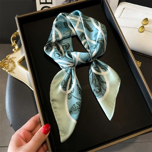 Élégant foulard en soie vert menthe avec motifs de feuilles et lignes blanches