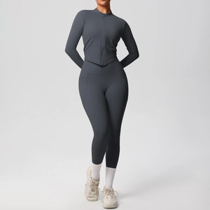 Vue détaillée de l'ensemble de yoga gris foncé avec veste zippée et poches de legging