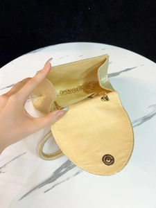 Funkelnde goldene Abendtasche mit Metallkette und praktischem Magnetverschluss