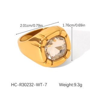 Dettaglio anello in acciaio inossidabile 18K dorato con zircone ovale e coste