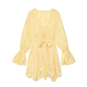 Vue détaillée de la robe courte plissée jaune vif avec une texture à l'éclat métallique