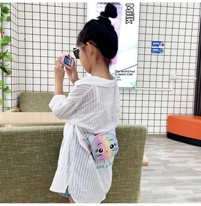 Detail of cute cat-shaped rainbow crossbody bag for kids with metallic chain strap