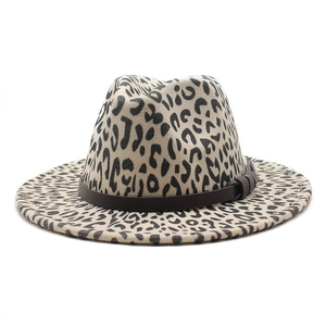 Klassischer Fedora Hut mit Leopardenmuster, braunem Kunstlederband und breiter, flacher Krempe