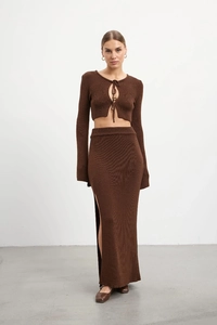 Détail d'un ensemble en tricot marron café avec haut à lacets et jupe longue à fente latérale