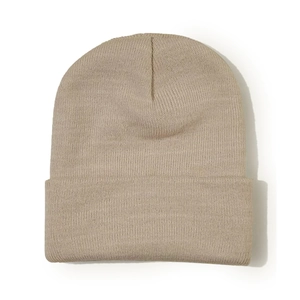 Gros plan sur la texture tricotée haute densité et le revers côtelé du bonnet beige