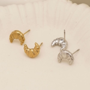 Boucles d'oreilles croissant en or et argent avec surface en acier inoxydable texturé