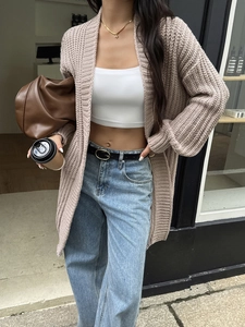 Cardigan beige in maglia a coste stile casual abbinato a jeans e una borsa tote in pelle marrone