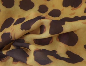 Gros plan sur le tissu à imprimé léopard montrant la texture douce et le mousseline plissée