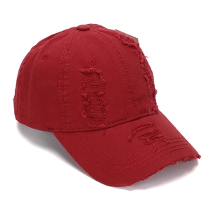 Detailansicht der weinroten Vintage-Baseballkappe aus Baumwolle mit Used-Look-Details