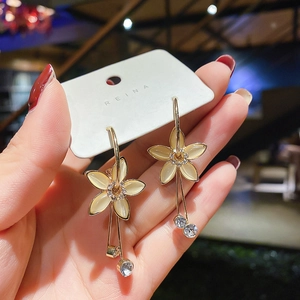 Floral cat-eye stone earrings with sparkling rhinestones in a gold-plated finish