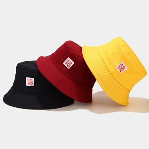 Lot de chapeaux bob femme style japonais en noir, bordeaux et jaune avec patch Maria