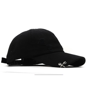 Casquette de baseball noire usée avec détails déchirés et anneaux métalliques