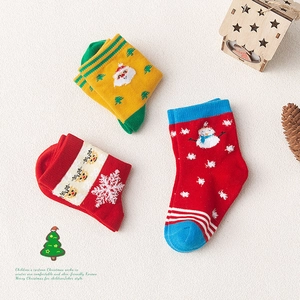 Tre paia di calzini natalizi festivi in cotone per bambini con motivi di Babbo Natale