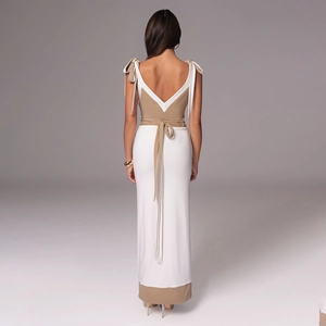 Robe longue dos nu élégante avec bretelles col en V et design bicolore blanc-kaki