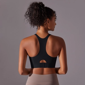Détail du dos du soutien-gorge de sport noir avec boucle à trois rangs et dos nageur