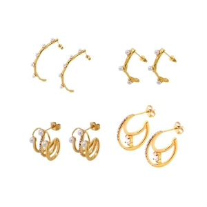 Lot de quatre boucles d'oreilles perles plaquées or 18 carats avec design géométrique