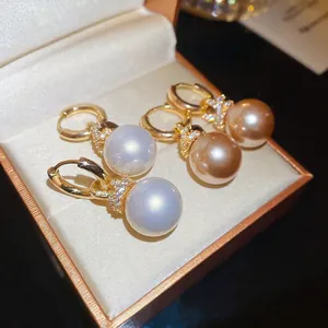 Boucles d'oreilles élégantes en perles dorées avec cristaux de zircon blancs et champagne