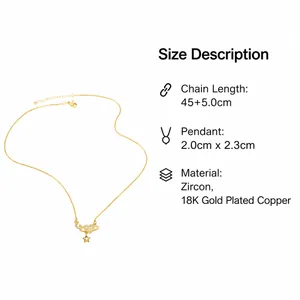 Vista dettagliata della collana a cuore placcata oro 18K con stelle e dimensioni