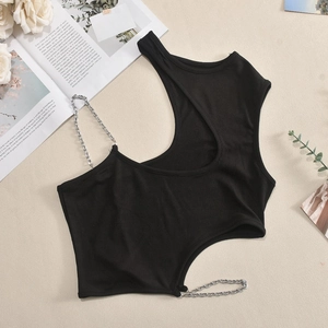 Detail von schwarzem geripptem Crop-Top mit silbernen Metallketten und Cut-out-Design