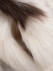 Macro de la texture et des fibres de fourrure synthétique blanche et brun foncé