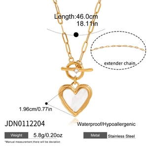 Détails du collier à pendentif cœur doré avec chaîne trombone et fermoir à bascule OT