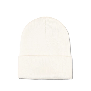 Détail de la maille côtelée fine du bonnet blanc avec revers classique pour l'hiver