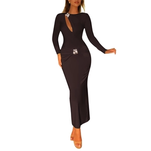 Robe moulante à manches longues chocolat noir avec découpe et bijou de taille