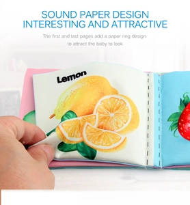 Vue détaillée d'un livre en tissu pour bébé avec papier bruissant et motif citron
