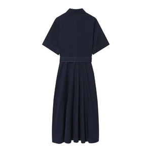Robe chemise longue bleu marine à manches courtes avec ceinture vue de dos à plat