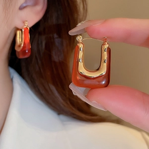 Vintage U-shape amber acrylic earrings with gold metal frame for a minimalist French style