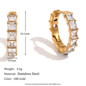 Boucles d'oreilles créoles en acier doré 18K avec zircons carrés étincelants