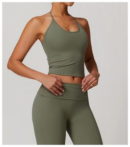 Détail de l'ensemble de yoga vert olive avec haut dos nu et leggings à taille haute