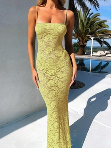 Elegante abito lungo in pizzo giallo con design cut-out per un look estivo Y2K