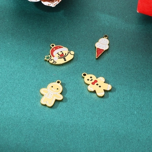 Set de pendentifs de Noël en émail doré incluant le Père Noël et un bonhomme de pain d'épice