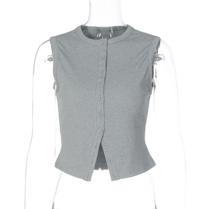 Détail d'un gilet en maille côtelée grise sans manches avec fermeture à boutons avant