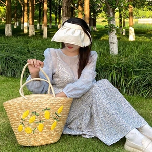 Straw shoulder bag with lemon embroidery and large capacity for summer beach use