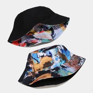 Bob réversible avec imprimé artistique abstrait et toile de coton noir uni
