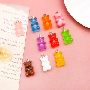 Nahaufnahme bunter Harz-Gummibärchen mit Metallösen für DIY-Schmuck und Bastelarbeiten