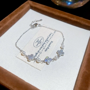 Detail of silver clover pearl bracelet with zircon stones in a premium gift box