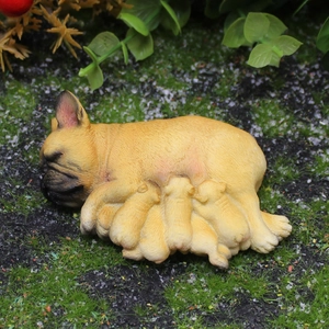 Realistische Figur einer gelben französischen Bulldogge beim Säugen ihrer Welpen aus Harz