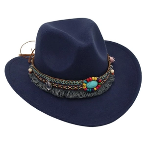 Détail d'un chapeau en feutre bleu marine avec ruban ethnique, perles et pierre turquoise