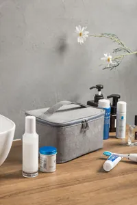 Detailansicht der großen grauen wasserdichten Kulturtasche mit Griff auf einem Waschtisch